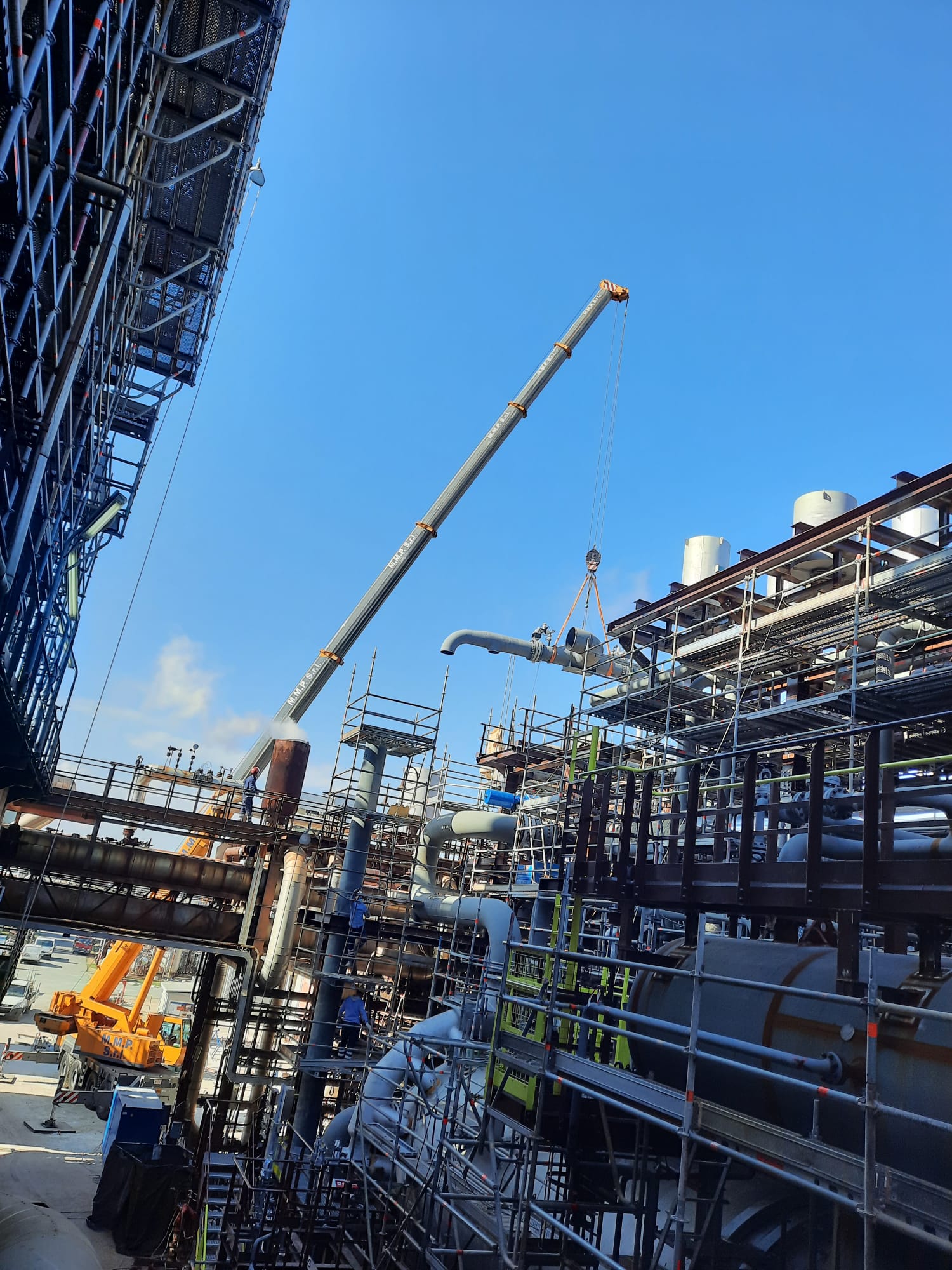 Attività MMP in impianto industriale con gru e strutture metalliche