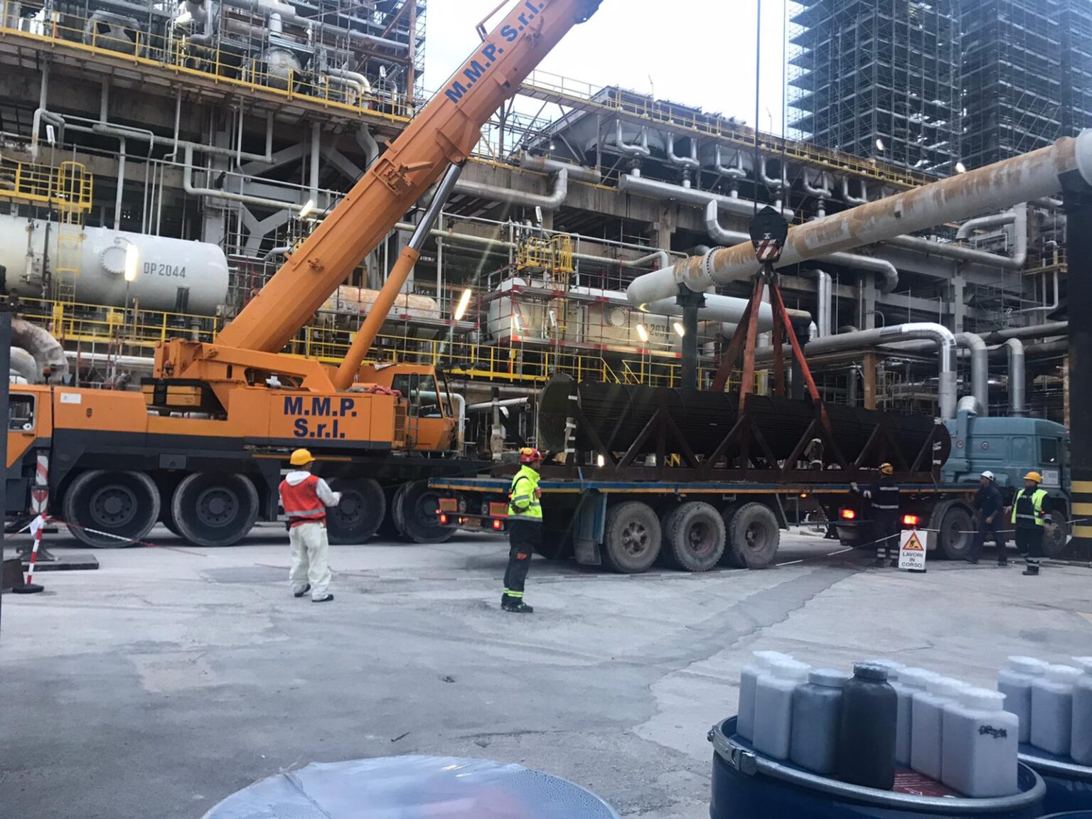 Gru MMP durante attività operative in un impianto industriale